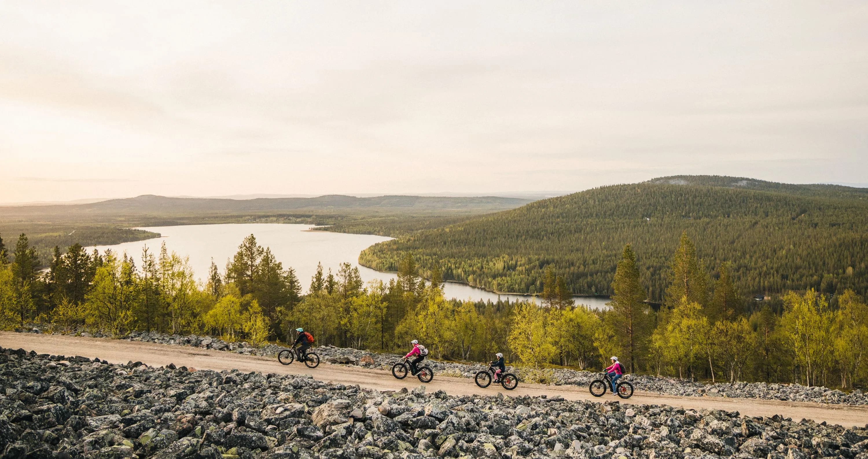 Mountain biking in Pyhätunturi scenery