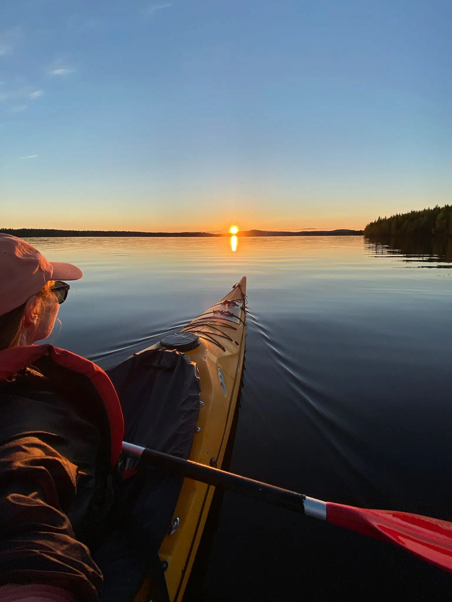 Ryhmä ihmisiä nauttimassa ateriasta viihtyisässä mökissä